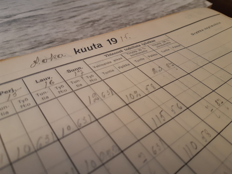 Konepajan työpäiväkirjan merkintöjä vuodelta 1915.