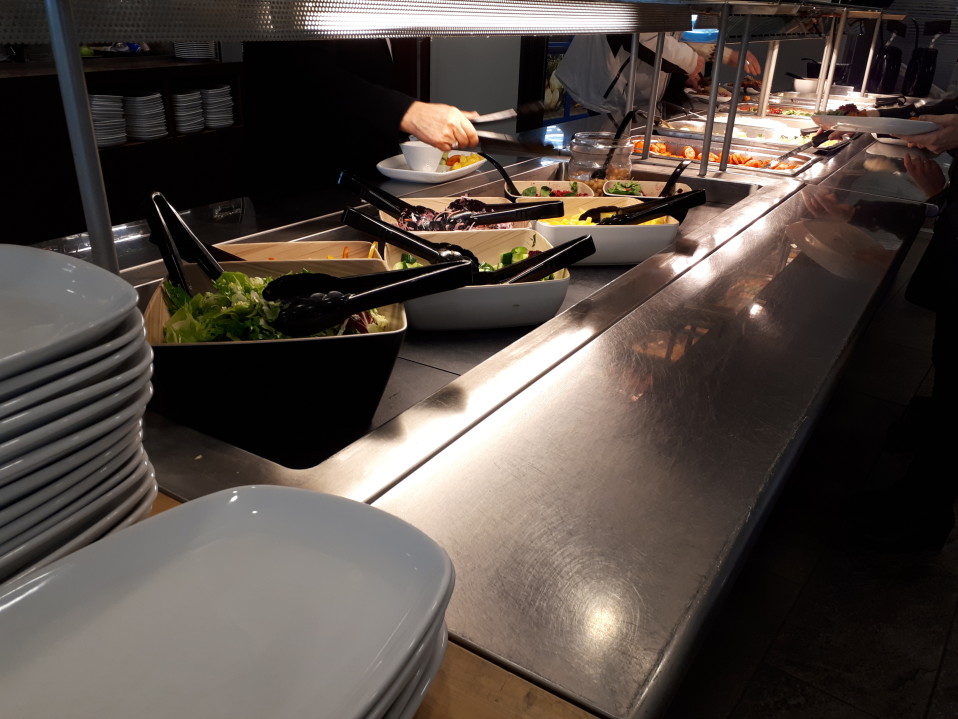 Valtakunnallisten lounasketjujen ravintolat ovat usein avoimia myös muille kuin yritysasiakkaille.
