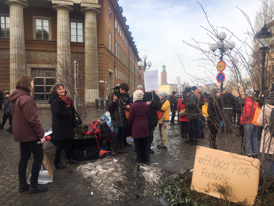 Greta Thunberg seisoo joka perjantai parlamenttitalon vieressä Tukholmassa.
