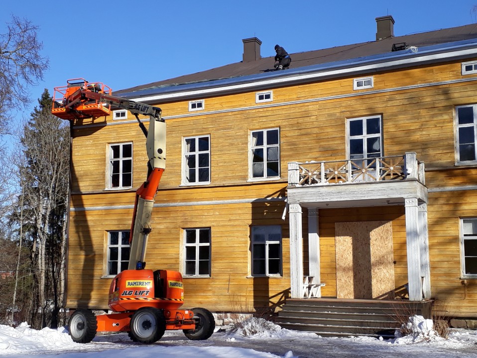 Anjalan kartanon kattoremontti talvella 2019.
