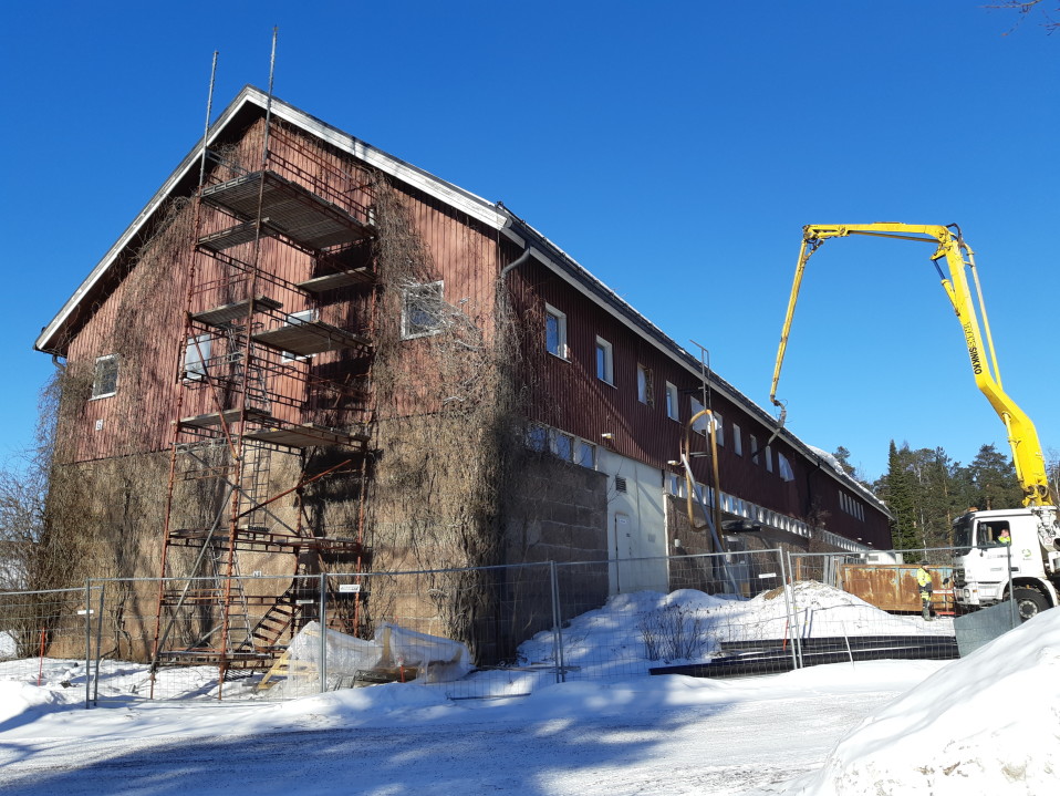 Kivinavettaan valettiin lattiaa maaliskuussa 2019.