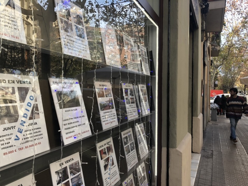 Kiinteistövälittäjän näyteikkuna Barcelonassa