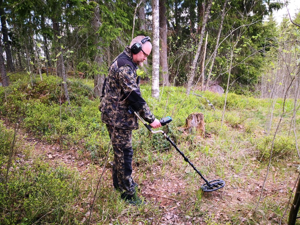 Jani Paananen metallinilmaisimen kanssa.