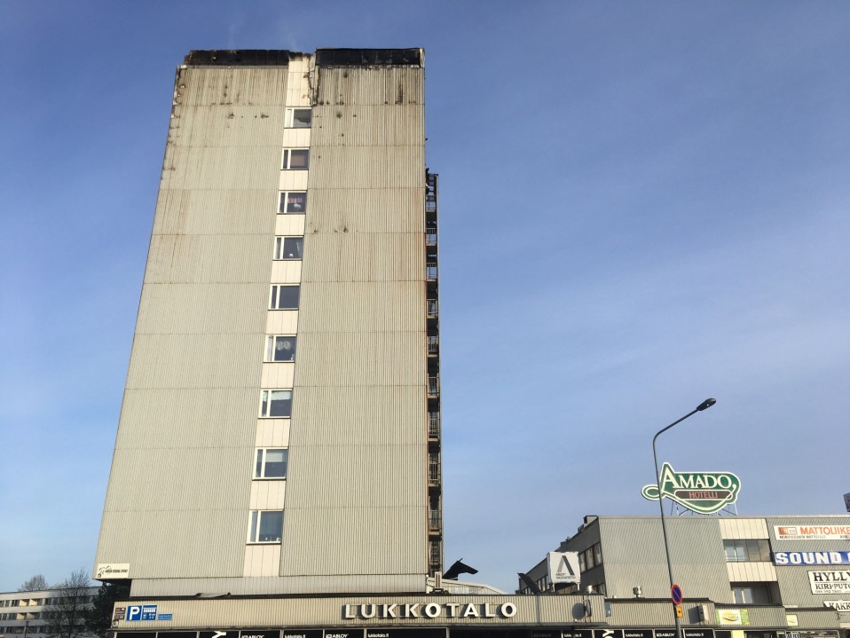 Kerrostalo, jonka katto palanut.
