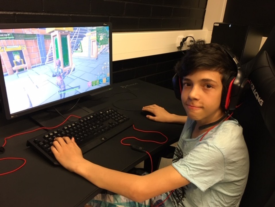 Giovanni Pirato, 13, pelaa Fortnitea Tikkurilan pelitalolla.