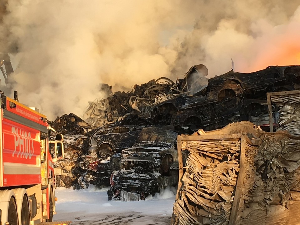 Jäteautokasa palaa kierrätyskeskuksessa Heinolassa.