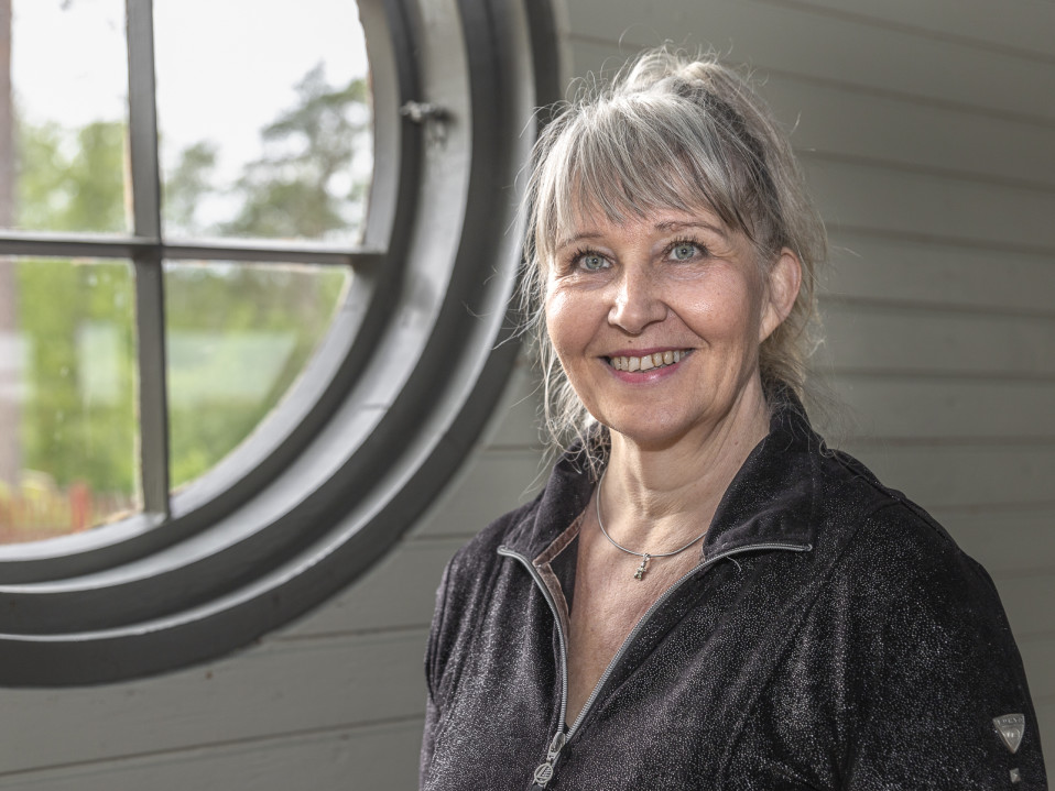 Arja Könönen seisoo ikkunan luona Ainolan tanssilavalla.