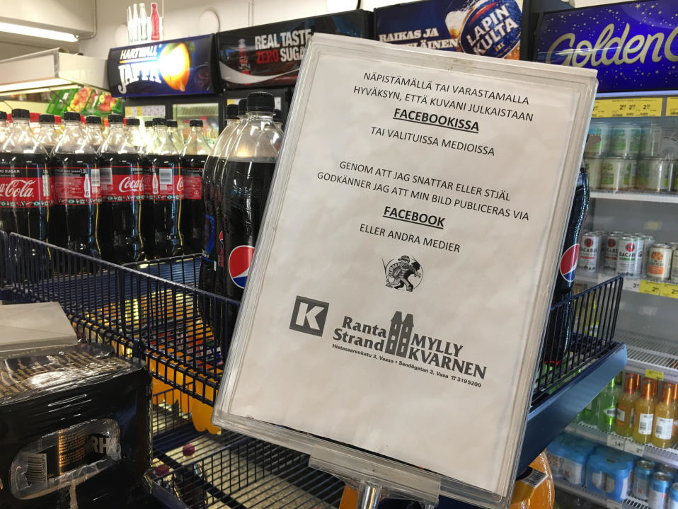 K-market Rantamyllyssä juomahyllyllä varoitetaan näpistelijöitä siitä, että heidän kuvansa saatetaan julkaista sosiaalisessa mediassa.