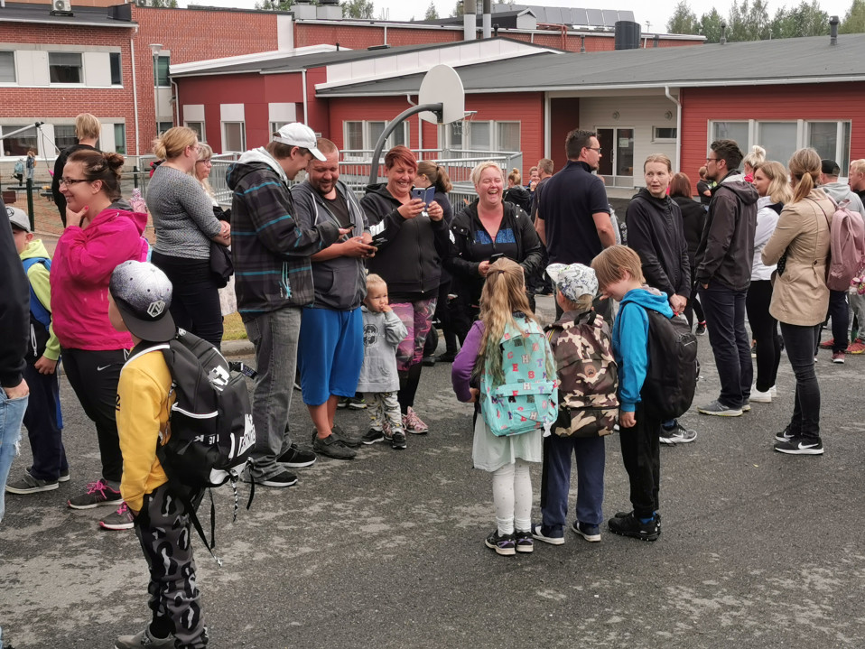 Metsäkylän yhtenäiskoulussa vanhemmat ottivat kuvia lapsistaan.