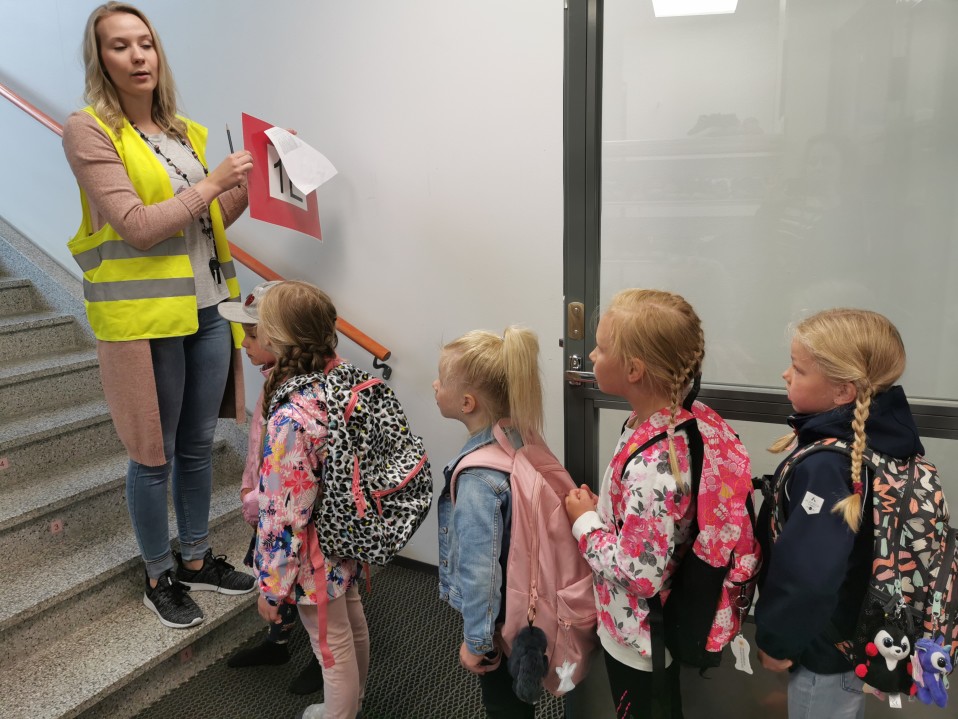 Koulunalku oppilaita jonossa