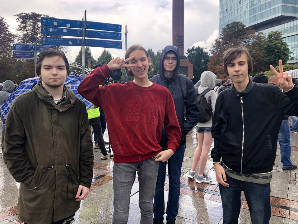 Moskovalaisnuoria, vasemmalla Albert Lysyi, toinen vasemmalta Artjom ja oikealla Arseni Naidjonov.