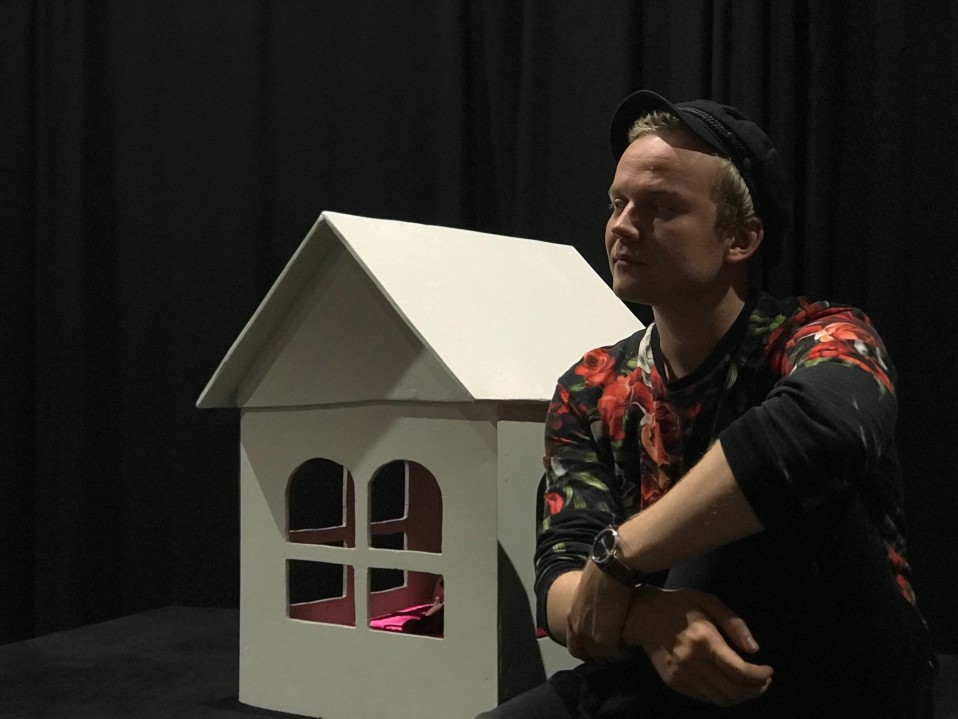 Miiko Toiviainen istuu teatterin näyttämöllä