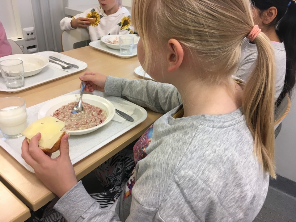 Oppilaita syömässä aamiaista Kärpäsen koulussa Lahdessa.