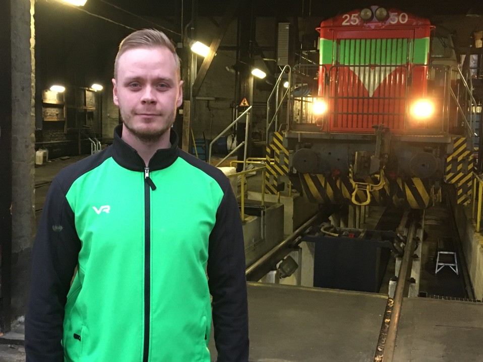 Kotkalainen veturinkuljettaja Jyri Hämäläinen VR:n veturitalleilla Kotkassa.