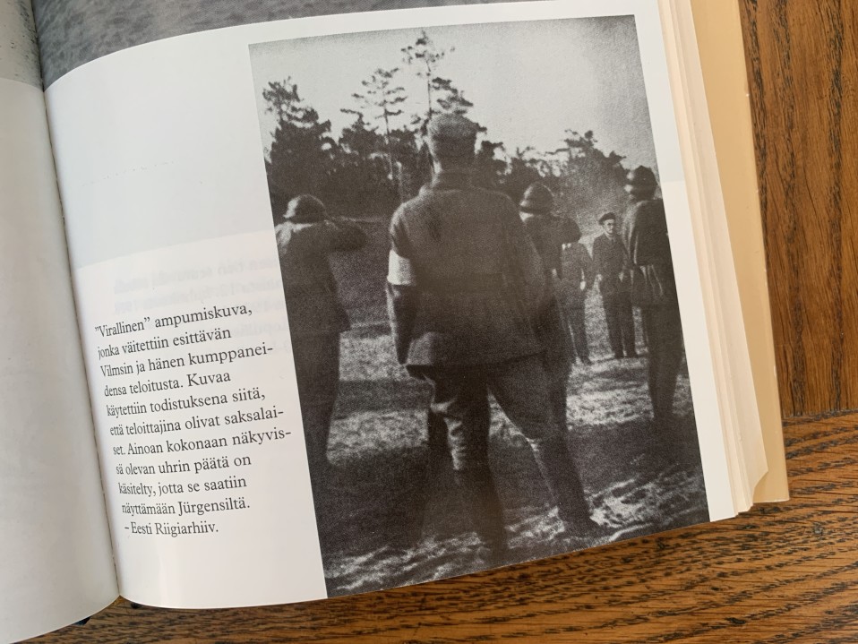 Kuva Jüri Vilmsin teloituksesta on Seppo Zetterbergin mukaan retusoitu. Kuva on Zetterbergin kirjasta Jüri Vilmsin kuolema (Otava, 1997).