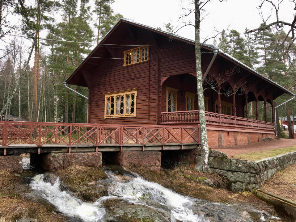Langinkosken keisarillinen kalastusmaja ulkoa.