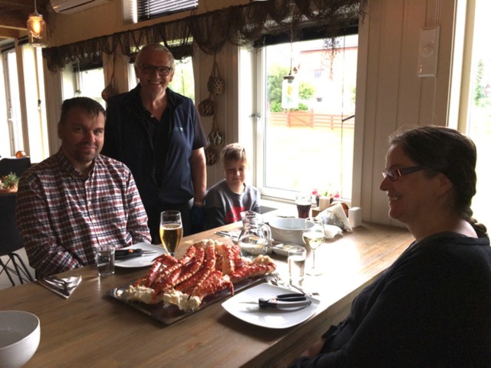 Heikkisen perhe Jani, Kati ja Vilho Heikkinen. Bistroen ravintolan yrittäjä Trond Höyberget.