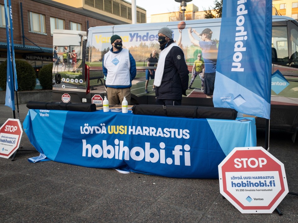 Vantaan kaupungin liikuntatoimen Antton Ahonen ja Markus Helanen jakavat koronatietoa ja maskeja Hakunilassa.