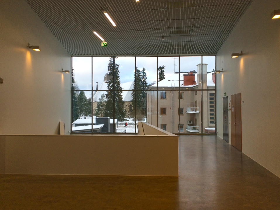 Yläkerran lämpiön ikkunasta näkyy Kangasalan kirkko.