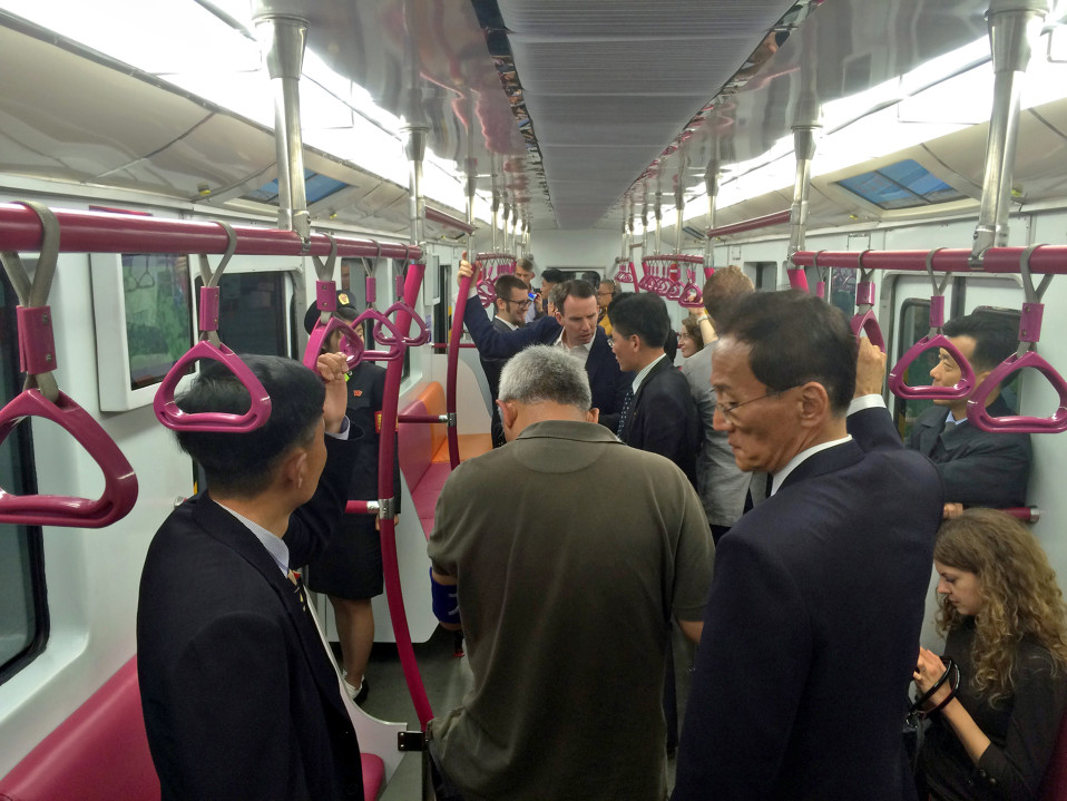 Toimittajia uudessa metrossa.