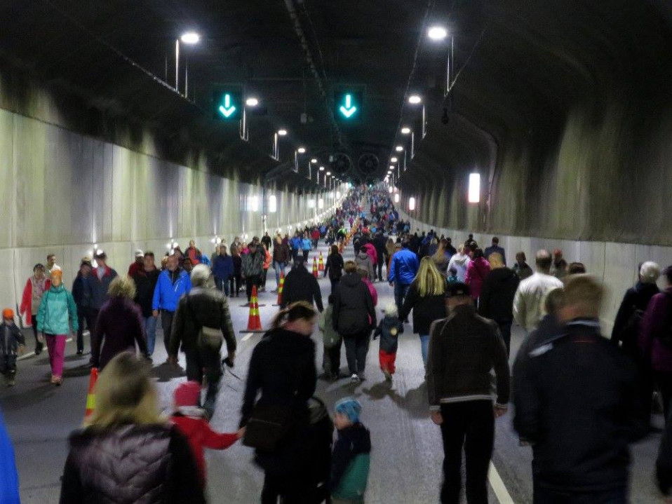 Kävelijöitä Tampereen rantatunnelissa