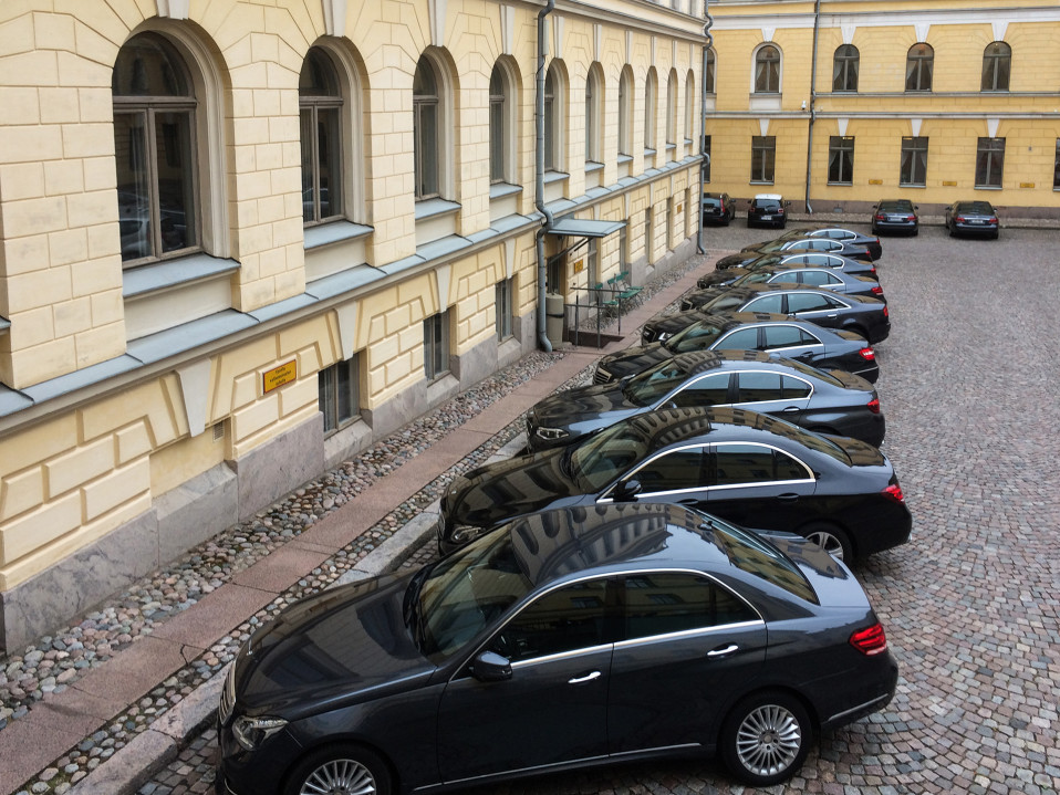 Valtioneuvoston virka-autoja.