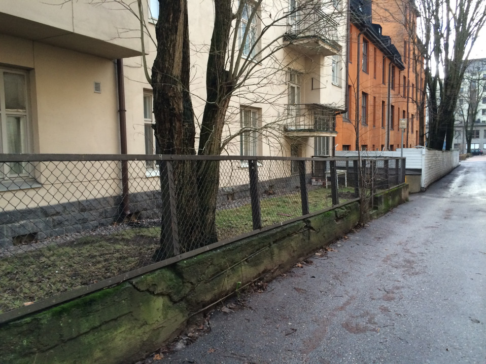 Ennen muutostöitä nurmialue oli joutomaata.