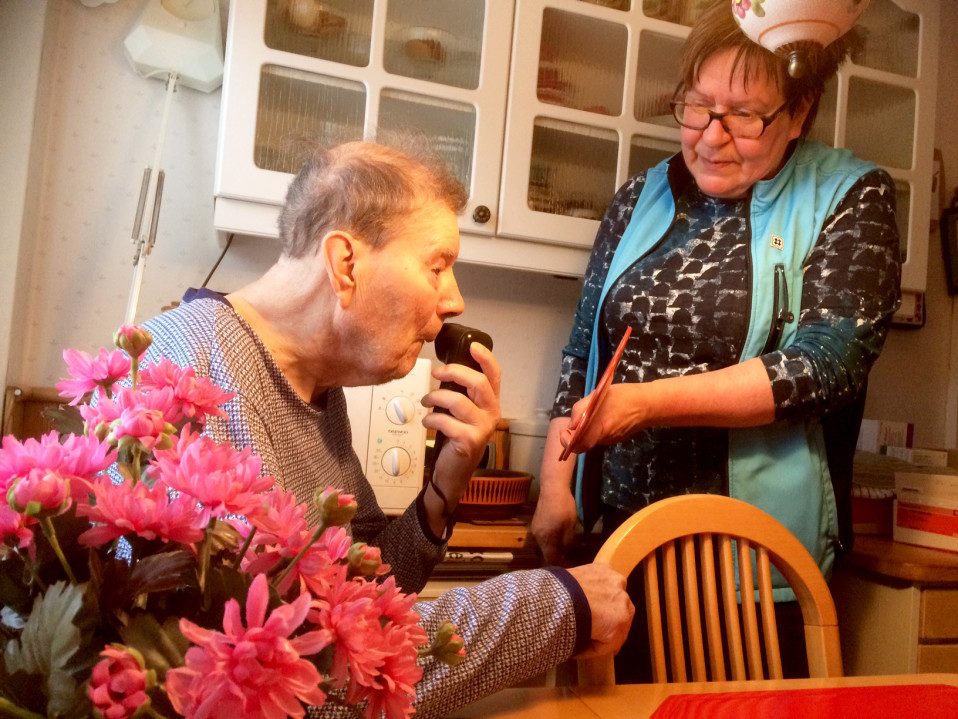 Helena Piiparinen ja asiakas
