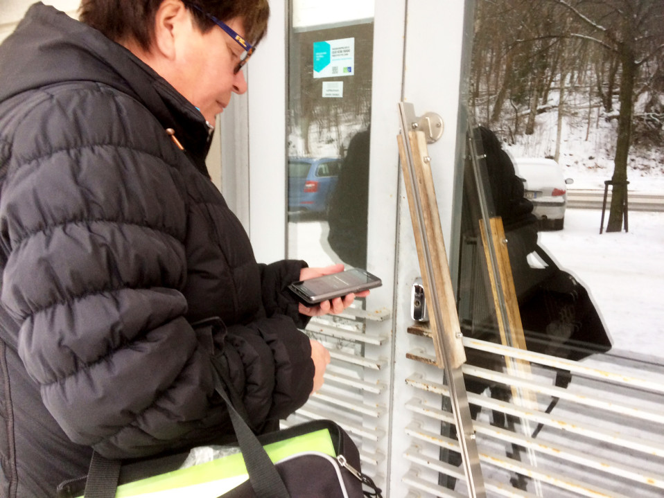 Helena Piiparinen asunnolle menossa