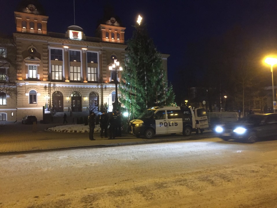 Poliiseja ja partioauto Oulun kaupungintalon edustalla odottamassa Venäjän pääministerin Dmitri Medvedevin vierailun alkamista.
