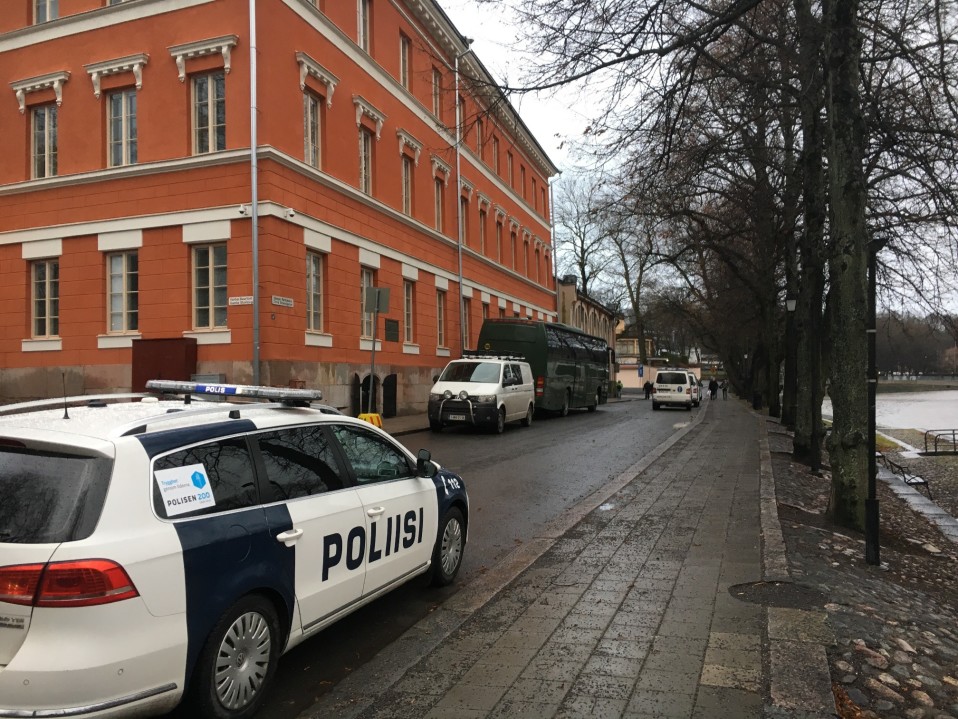 Poliisiautoja Turussa.