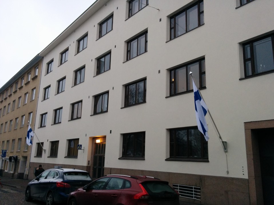 Taiteilijakoti Lallukan julkisivu hohtaa uutuuttaan.
