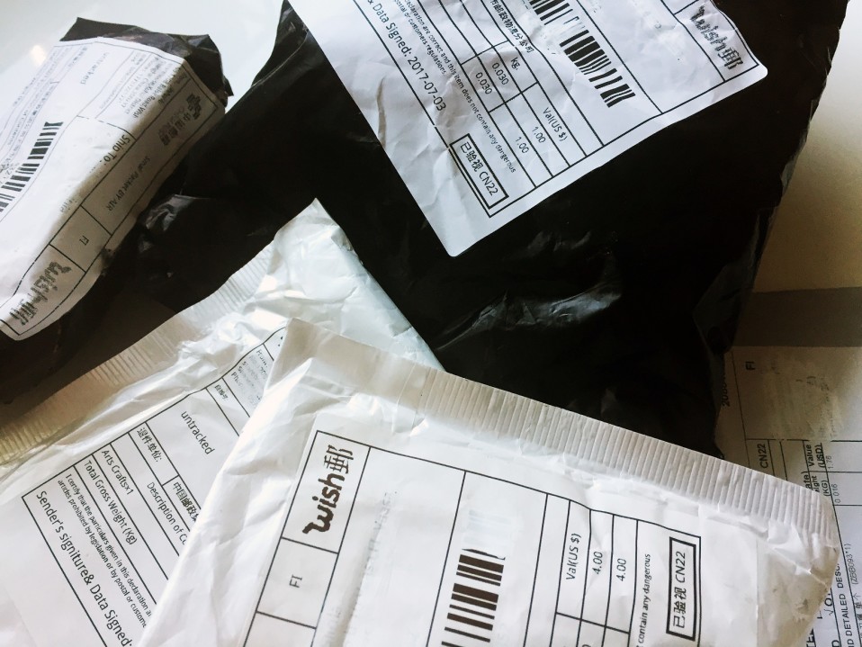 Paketteja kiinalaisesta verkkokaupasta.