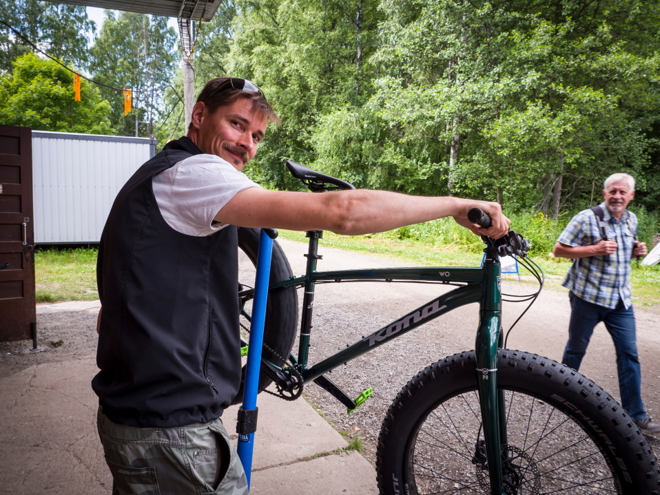 Oskari Hokkanen vetää opastettuja polkupyöräretkiä Vallisaaressa.