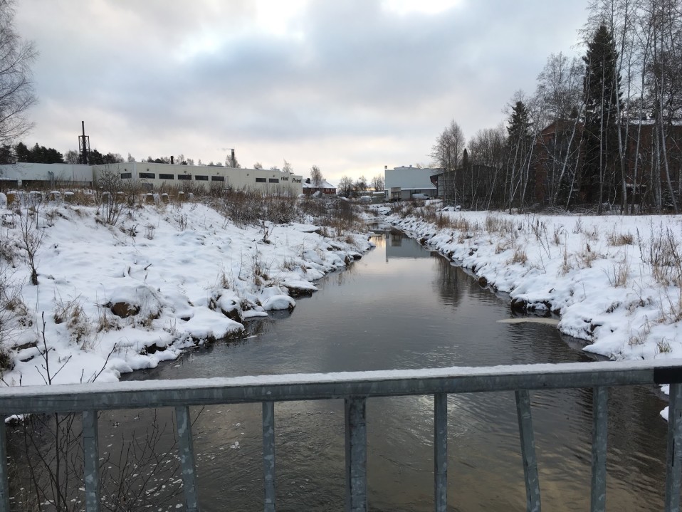 oja virtaa lumen keskellä