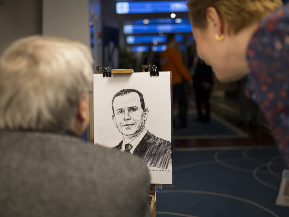 Petteri Orposta piirretään muotokuvaa