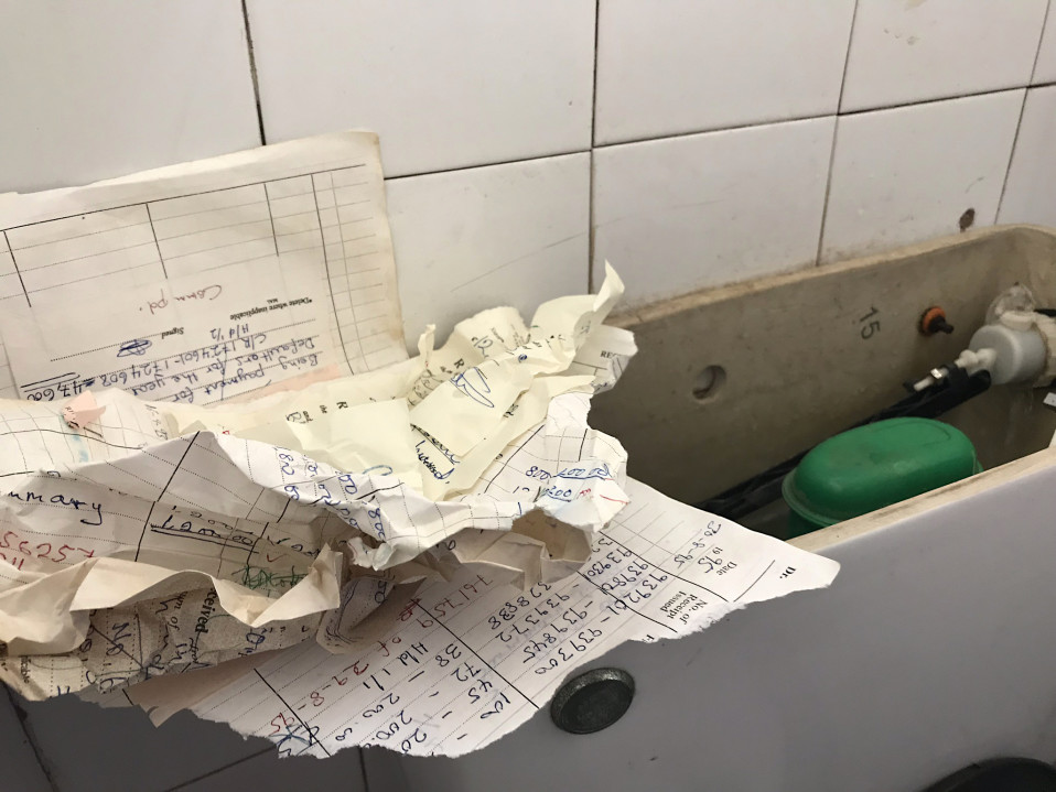 Vanhoja tilikirjoja vessapaperin korvikkeena