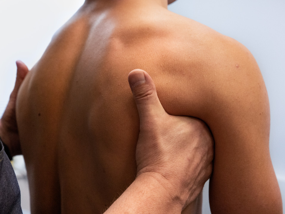 Urheilufysioterapeutti Peter Halén tarkastelee vastaanotolla seiväshyppääjä Urho Kujanpään hartioiden kannattelua.