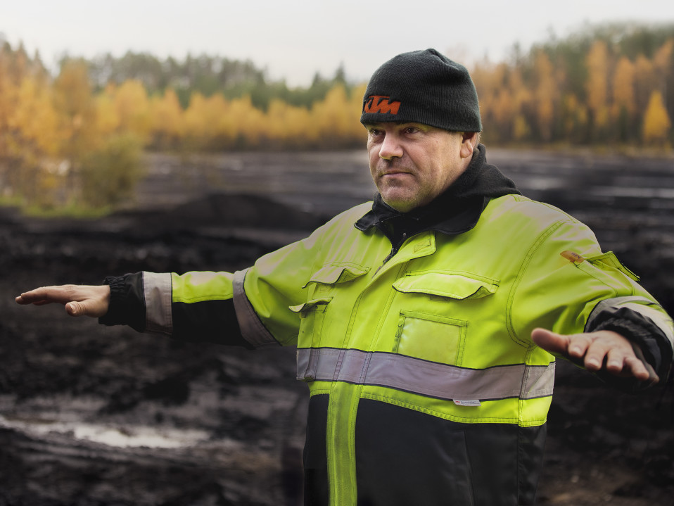 Maatalousyrittäjä Juha Korkeamäki turvesuolla.
