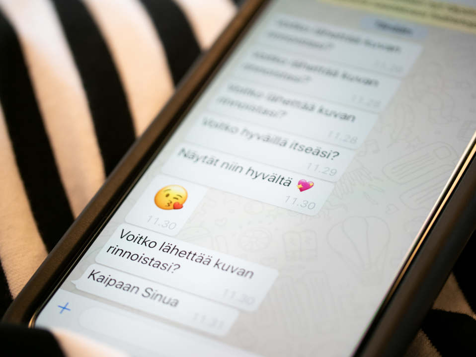 Seksuaalisia viestejä puhelimen näytöllä.