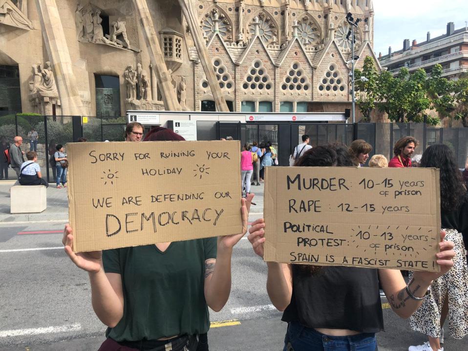 17-vuotiaat nuoret naiset osoittivat mieltä Sagrada Familialla Barcelonassa 18. lokakuuta.