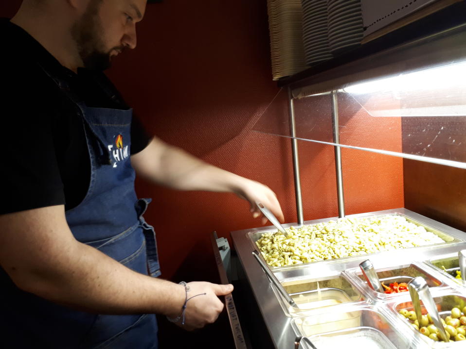 Fatos Kavaja järjestelee tillimakaronia salaattilinjastolla