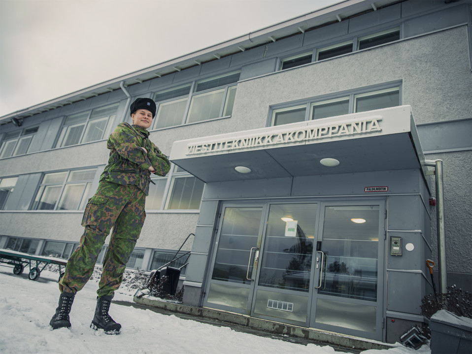 Varusmies seikoo varuskunnan pihalla.