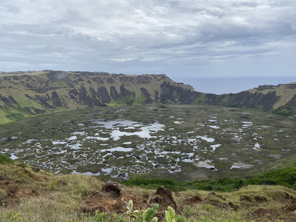 Rano Kau -tulivuoren kraatterijärvi.