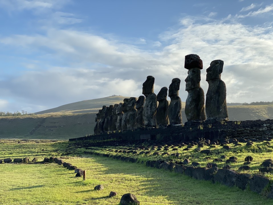 Ahu Tongariki hautajalusta ja 15 moai-patsasta.