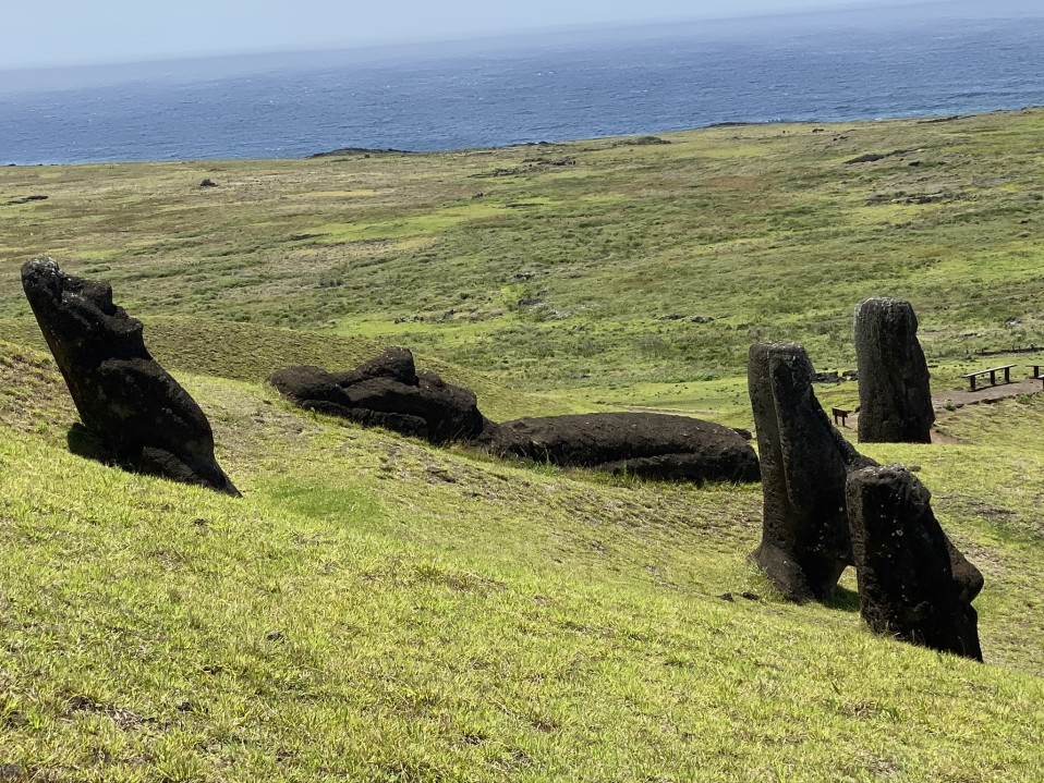 Moai-patsaita, taustalla meri.