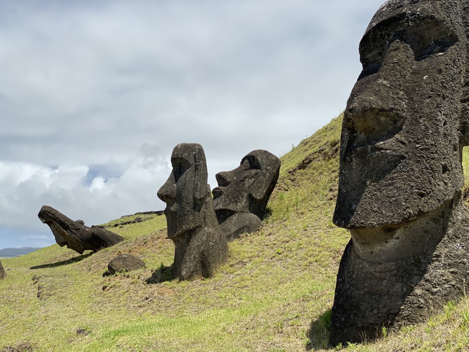 Kivipatsaita Rano Raraku -louhoksen tuntumassa.