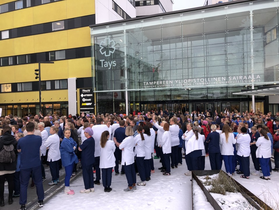 Tehyn jäseniä kokoontuneena Tampereen yliopistollisen sairaalan pihalle.