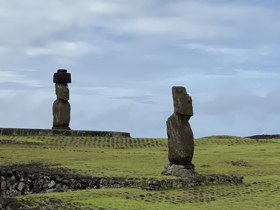 Moai-patsaita vihreällä niityllä.