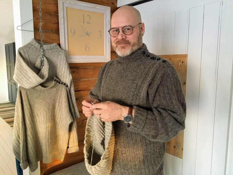 Hailuodon kunnanjohtaja Aki Heiskanen kutoo hailuotolaista tikkyröijy-villapuseroa.